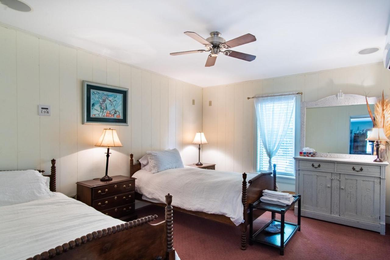 Emilyville Inn Campbellford ภายนอก รูปภาพ