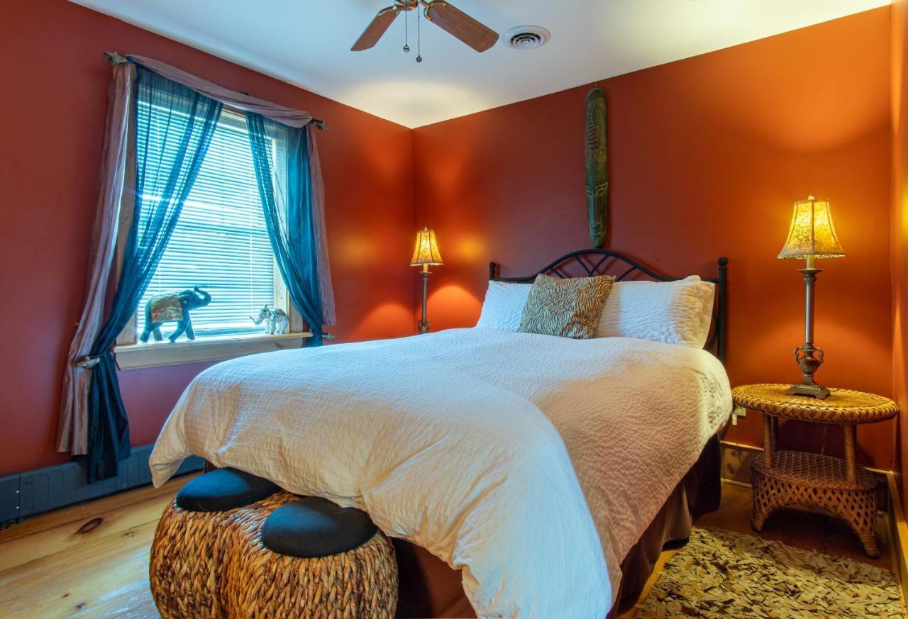 Emilyville Inn Campbellford ภายนอก รูปภาพ