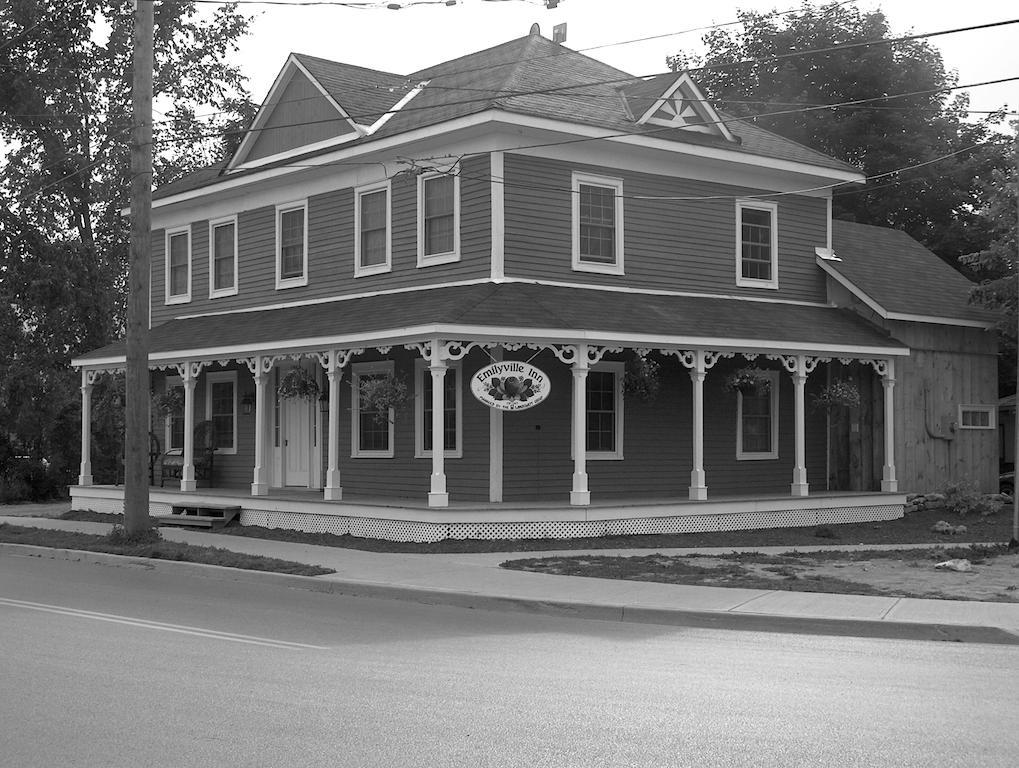 Emilyville Inn Campbellford ภายนอก รูปภาพ