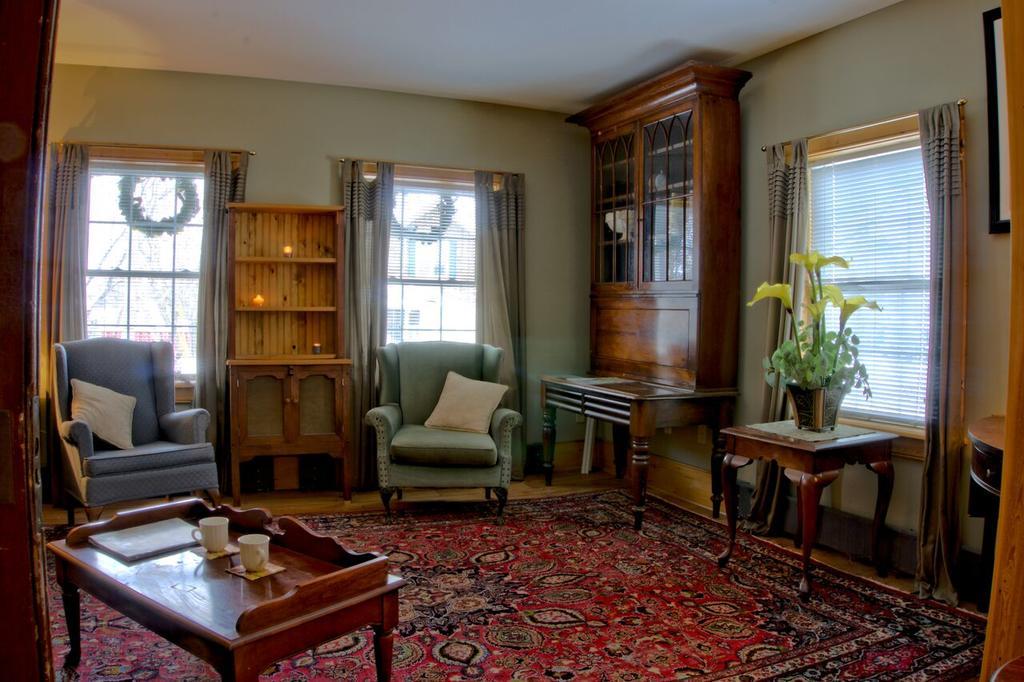 Emilyville Inn Campbellford ภายนอก รูปภาพ
