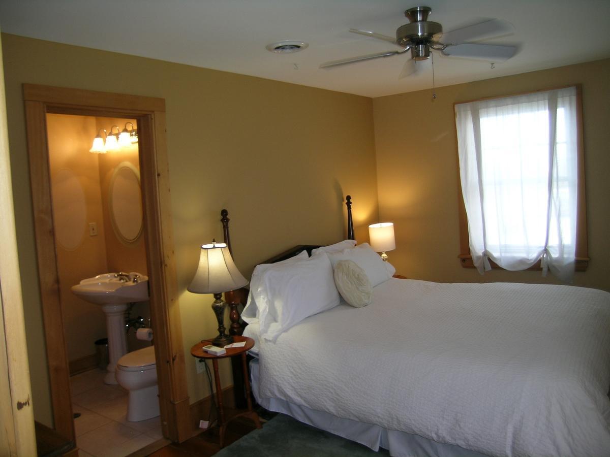 Emilyville Inn Campbellford ภายนอก รูปภาพ