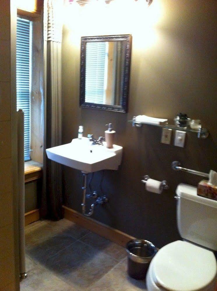 Emilyville Inn Campbellford ภายนอก รูปภาพ