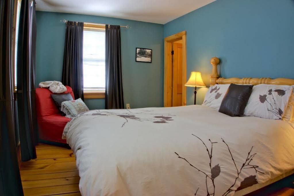 Emilyville Inn Campbellford ภายนอก รูปภาพ